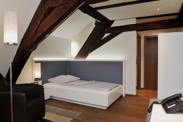 Room 6 of 67