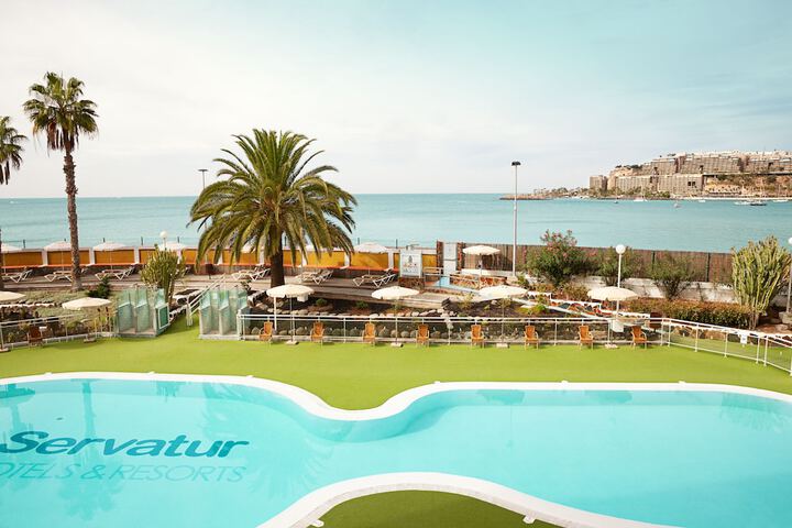 Hotel Pool