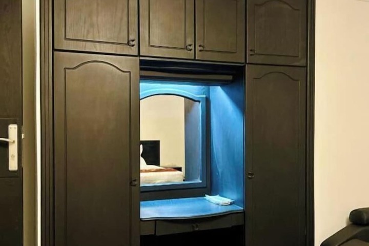 Room 9 of 16