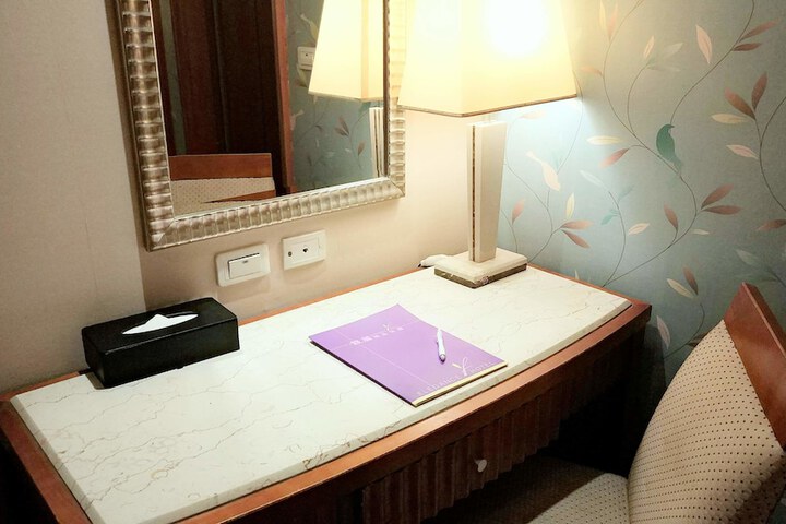 Room 9 of 38