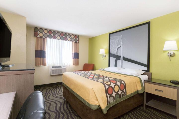 1 Queen Bed (5 of 11)