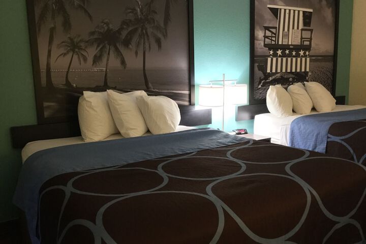 1 Queen Bed (16 of 18)
