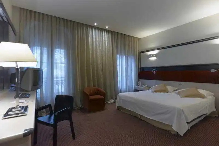 Room 3 of 5