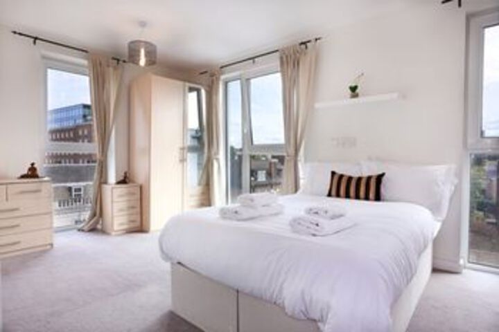 Greenwich Two Bed Flat with Pool & Parking