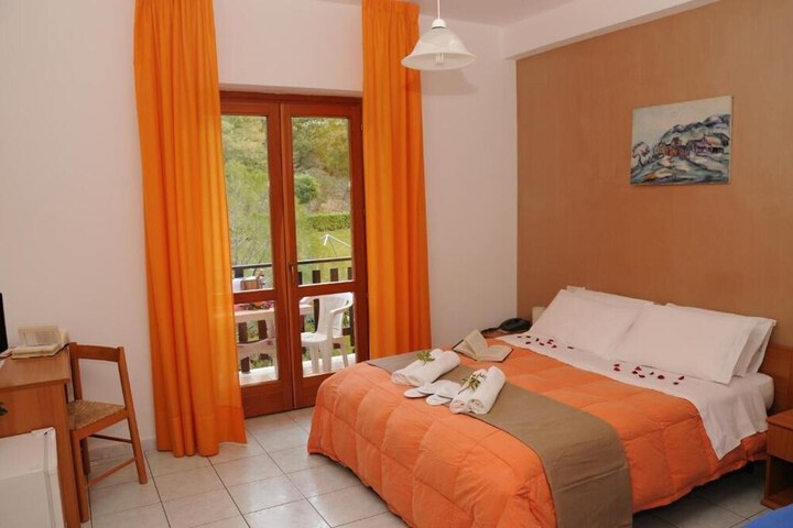 Room 4 of 16