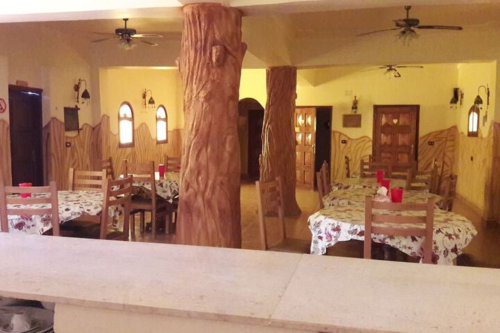 Dining 8 of 17