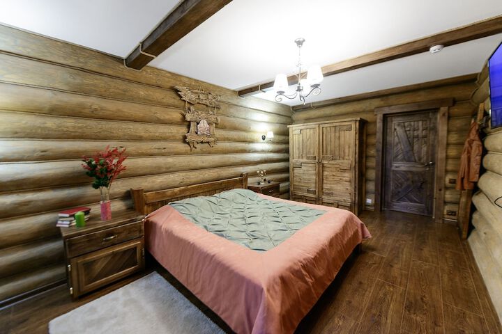 Room 5 of 93