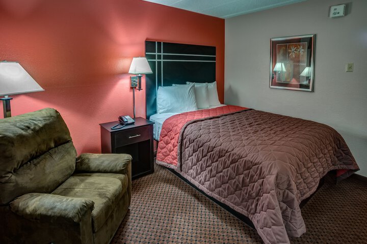Premier Queen Bed (3 of 6)
