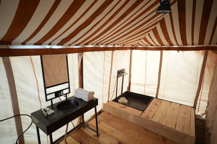 Room 5 of 9