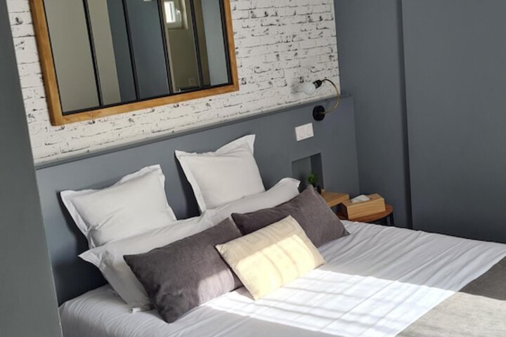 Room 40 of 210