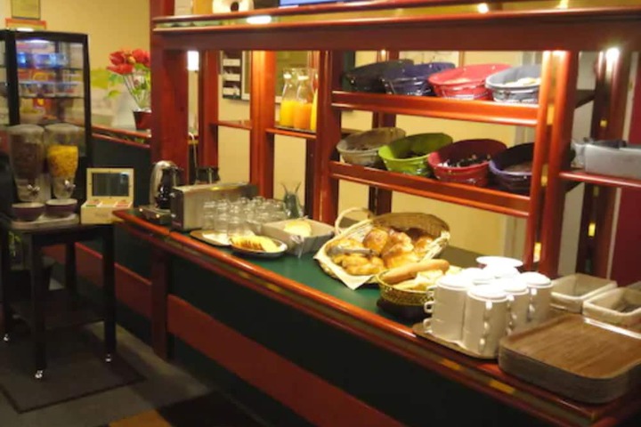 Breakfast/Coffee Service 26 of 38