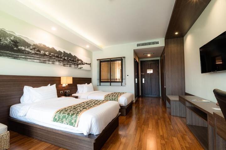 Room 5 of 100