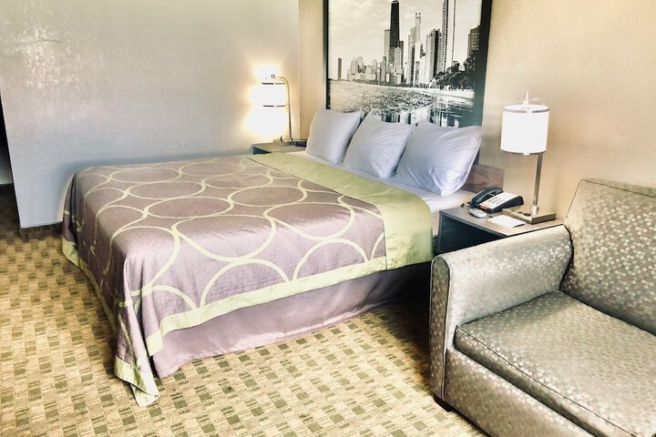 1 King Bed (4 of 6)