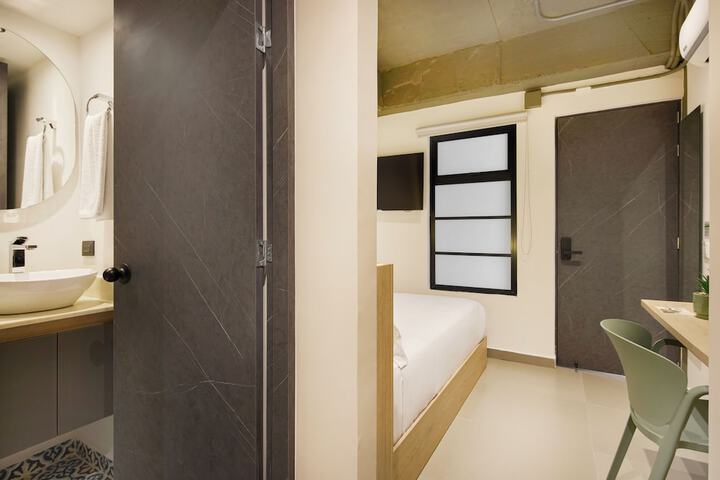 Room 17 of 37
