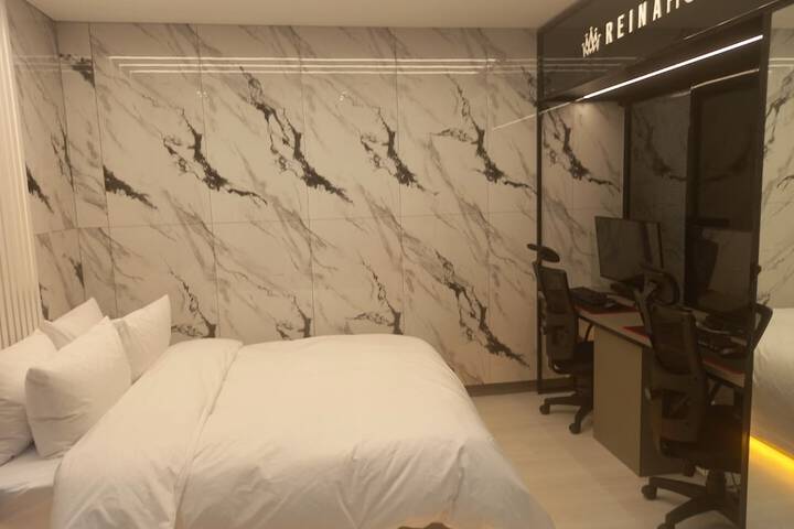 Room 6 of 33