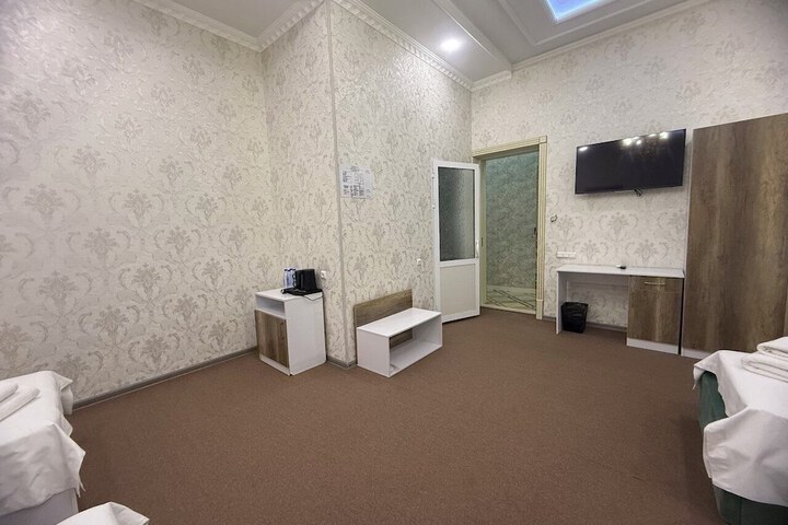Room 8 of 107