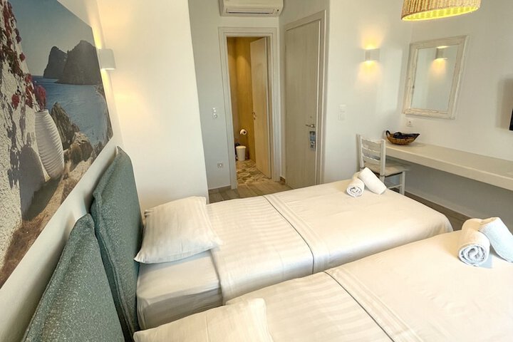 Room 5 of 93