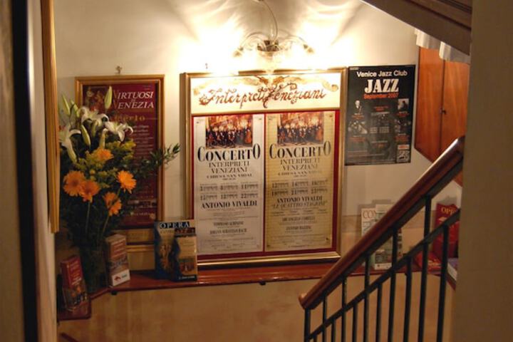 Ballroom/Hall 31 of 36