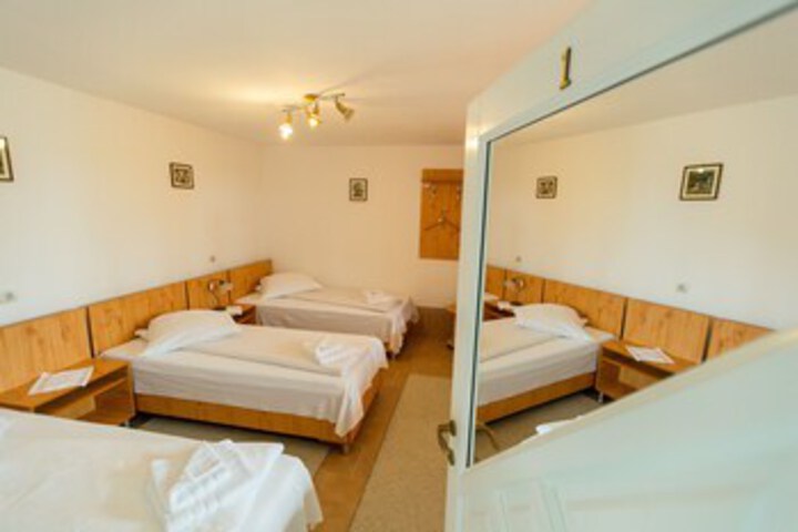 Room 2 of 25