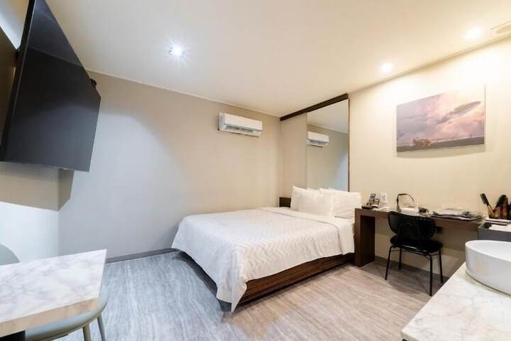 Room 7 of 17