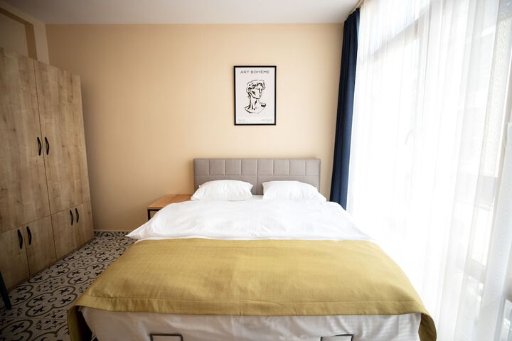 Room 10 of 42