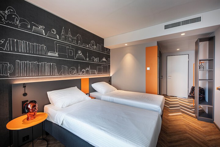 Room 28 of 66