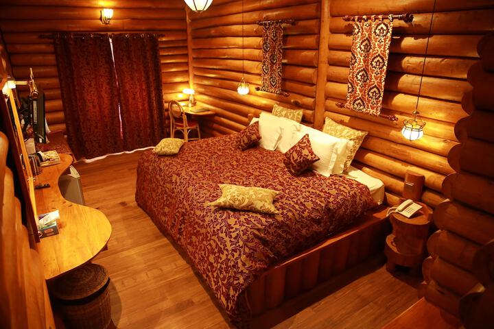 Room 8 of 33