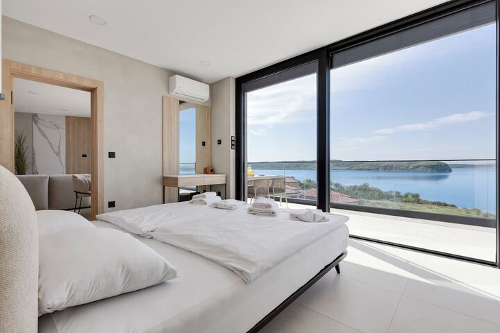 Room 3 of 28