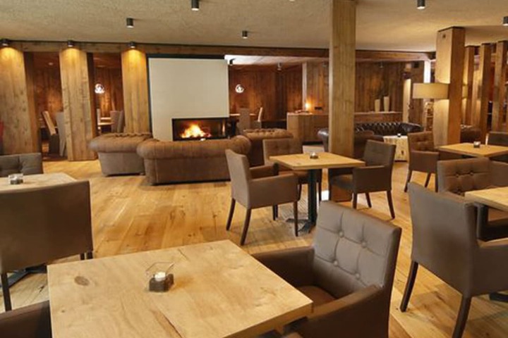 Lounge 51 of 62