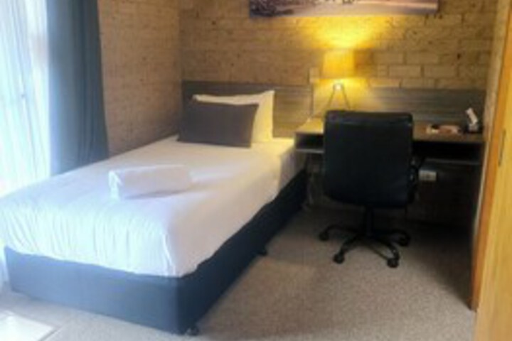 Room 28 of 174
