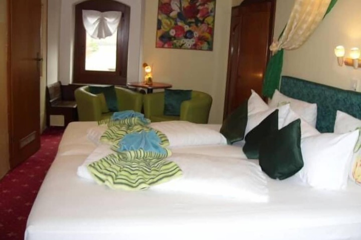 Room 8 of 28