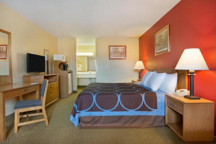 1 King Bed (2 of 9)