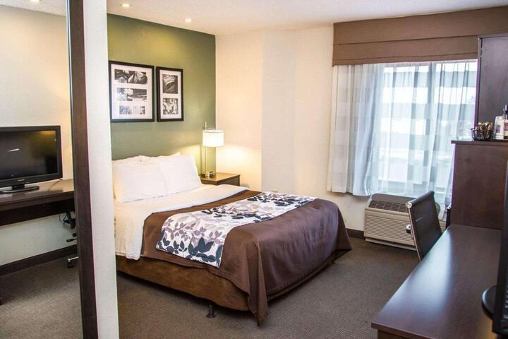 1 Queen Bed (2 of 18)