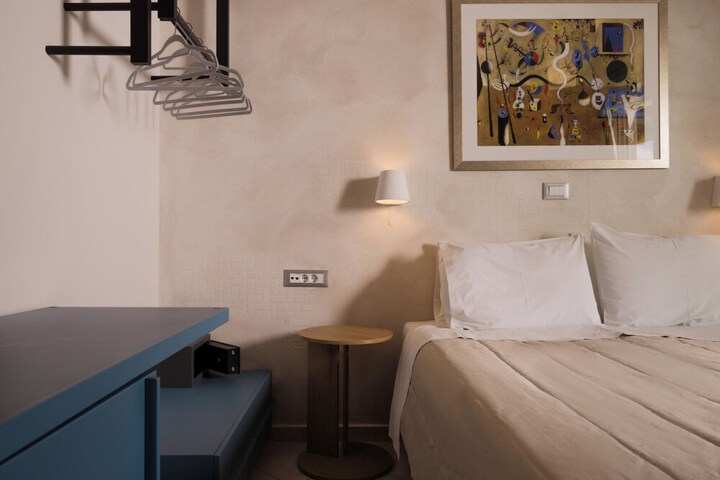 Room 6 of 96