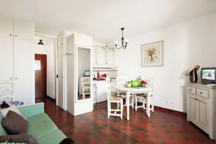 Room 4 of 18