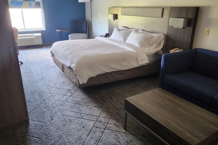 1 King Bed (12 of 20)
