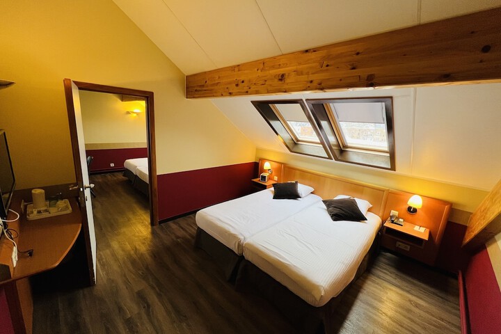Room 6 of 77