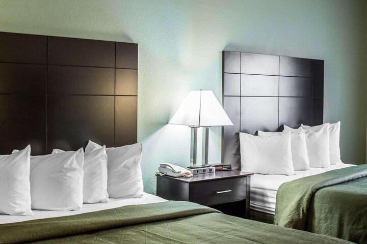 1 Queen Bed (8 of 8)