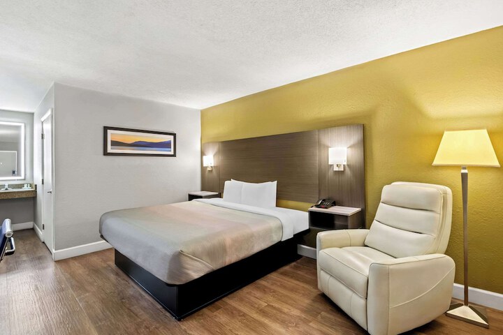 1 King Bed (16 of 16)