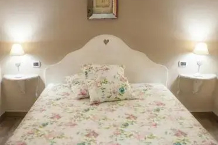 Room 4 of 9