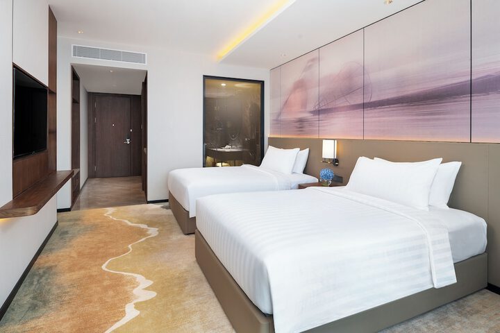 Room 3 of 100