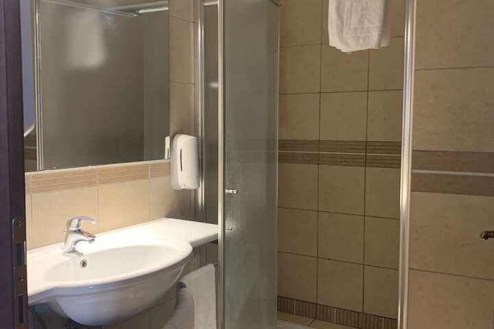 Room 10 of 14