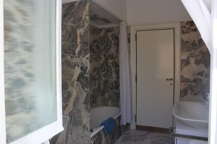 Room 34 of 40