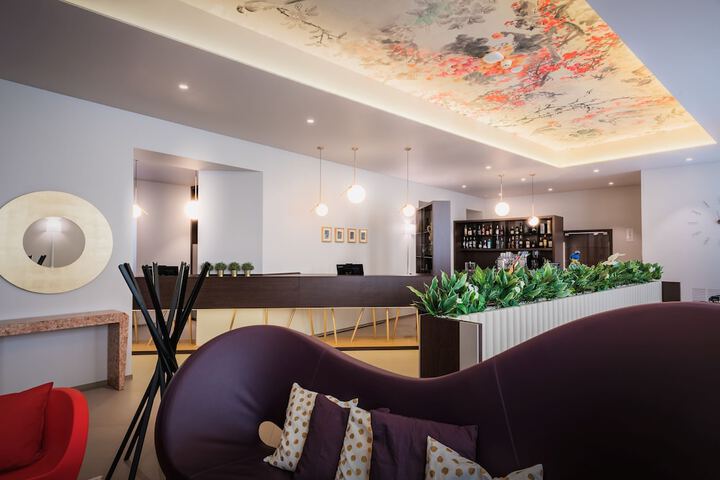 Lobby lounge