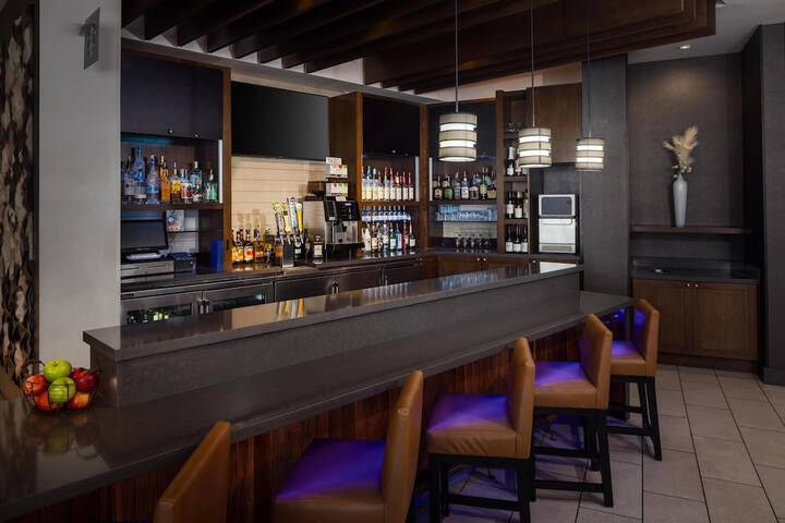Lounge 20 of 25