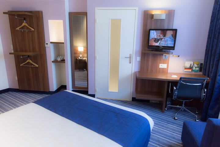 Room 10 of 48