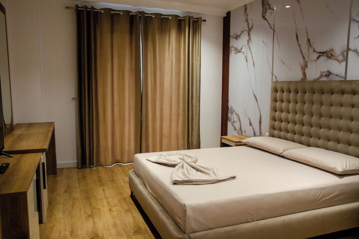 Room 9 of 34