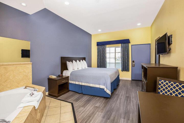 1 King Bed (4 of 11)