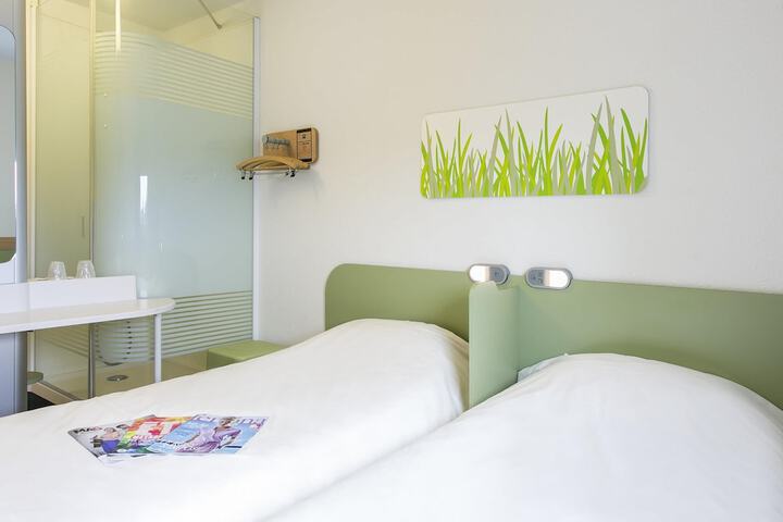 Room 6 of 27