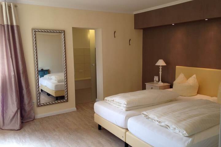 Room 4 of 87